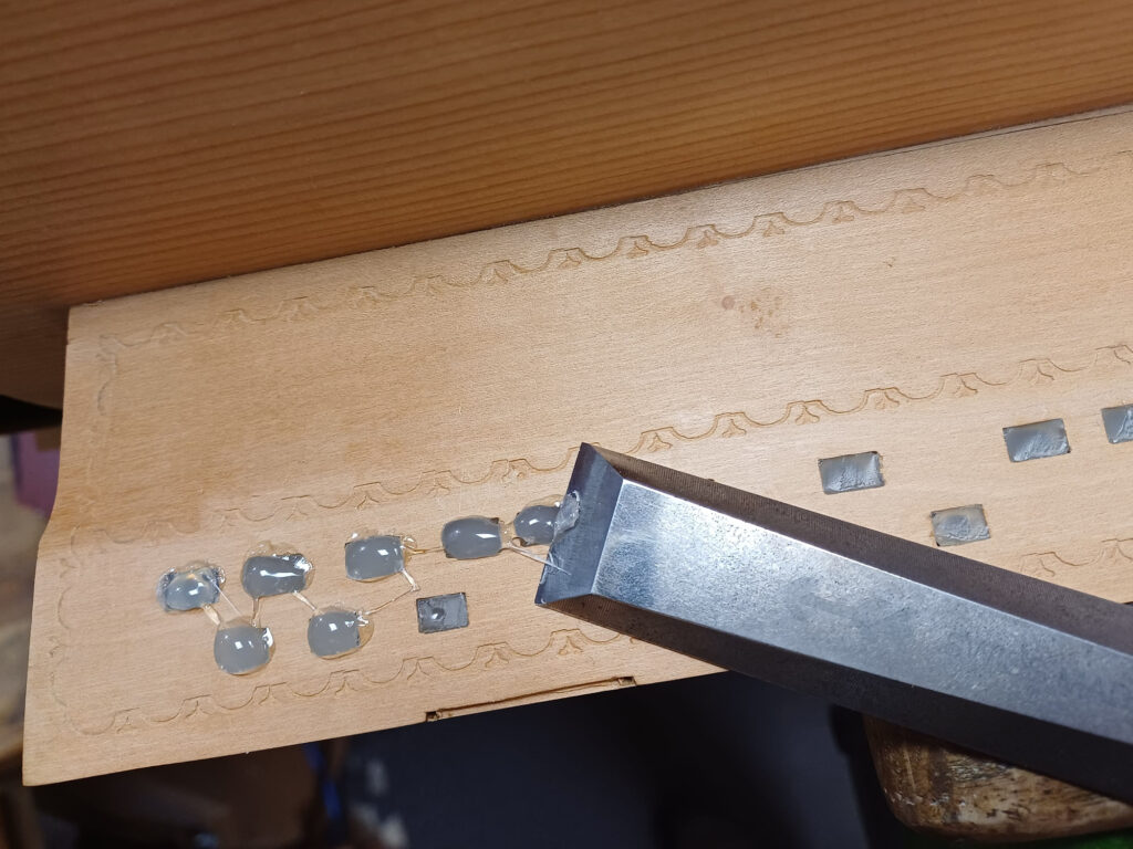 bouchage clavier vielle à roue préparation vernis affleurage normande 18ème colonnette ava lutherie ÄVÄ