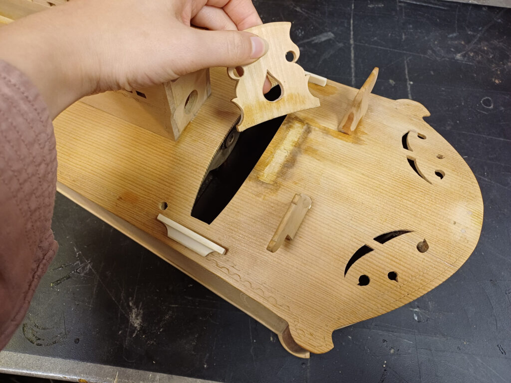 retirer chevalet vielle à roue normande colonnette 18ème ava lutherie ÄVÄ